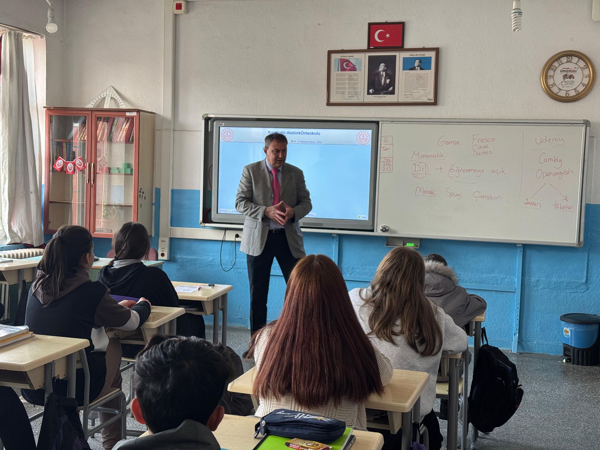 Kendimi Tanıyorum, Mesleğimi Seçiyorum’ Projesi Kapsamında Ticaret Odası Üyeleri Melih Tarlacı ve Gamze Toybıyık, Atatürk Ortaokulu Öğrencilerine Bilgi Verdi